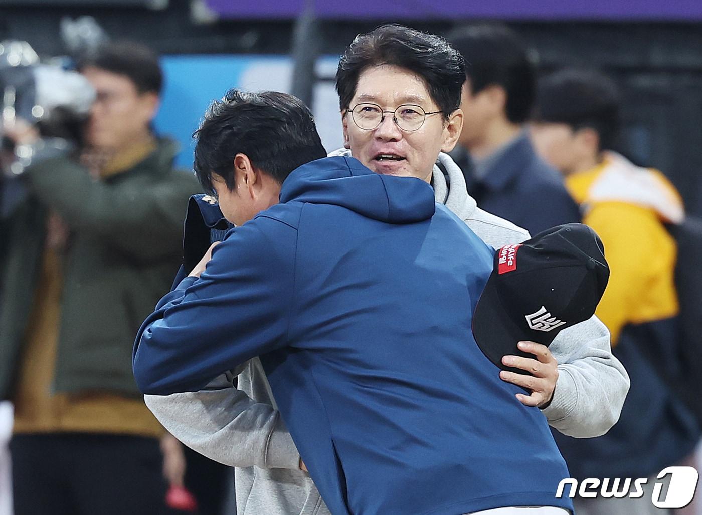 본문 이미지 - 이강철 kt위즈 감독과 강인권 NC 감독이 5일 오후 경기도 수원시 장안구 조원동 수원KT위즈파크에서 열린 프로야구 '2023 신한은행 SOL KBO 포스트시즌' 플레이오프 5차전 kt 위즈와 NC 다이노스의 경기를 마친 후 인사하고 있다. 이날 경기는 kt위즈가 3대2로 승리를 거두며 한국시리즈 진출을 확정 지었다. 2023.11.5/뉴스1 ⓒ News1 이재명 기자