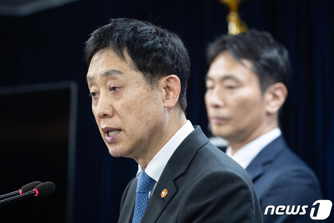 본문 이미지 - 김주현 금융위원장(왼쪽)과 이복현 금융감독원장이 5일 서울 종로구 정부서울청사 브리핑룸에서 내년 상반기까지 공매도 전면 금지 및 전향적인 공매도 제도개선 추진을 밝히고 있다. 정부는 급증하는 시장 불확실성 확대에 선제적 대응 필요성과 함께 관행화된 불법 무차입 공매도 행위가 시장의 공정한 가격형성을 저해할 우려가 있다고 판단, 11월6일부터 내년 6월말까지 공매도를 전면금지하기로 의결했다고 밝혔다. 2023.11.5/뉴스1 ⓒ News1 유승관 기자