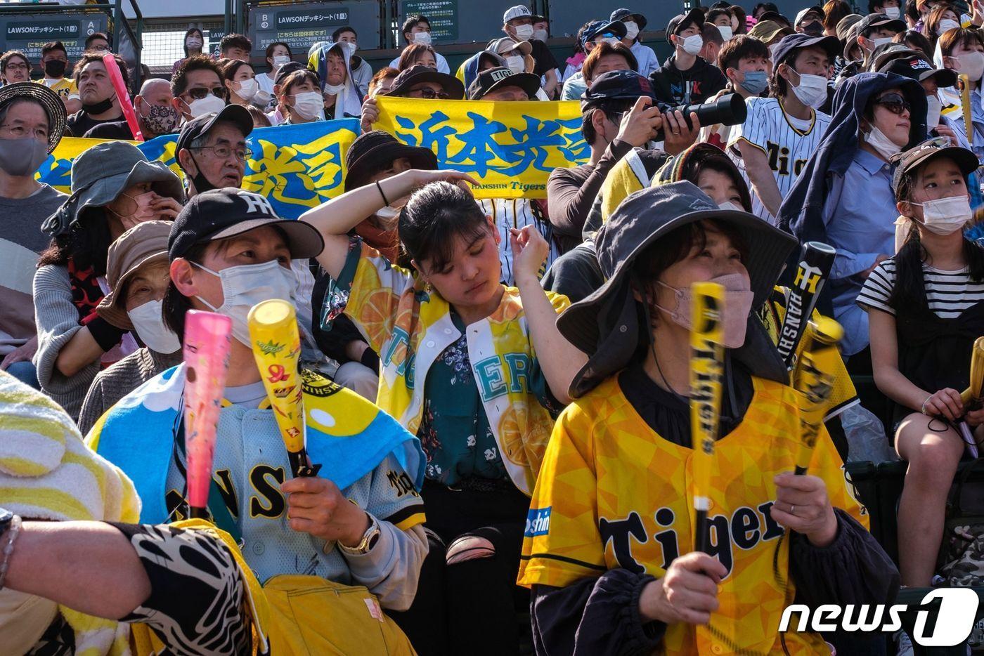 한신 타이거스의 팬들. ⓒ AFP=뉴스1