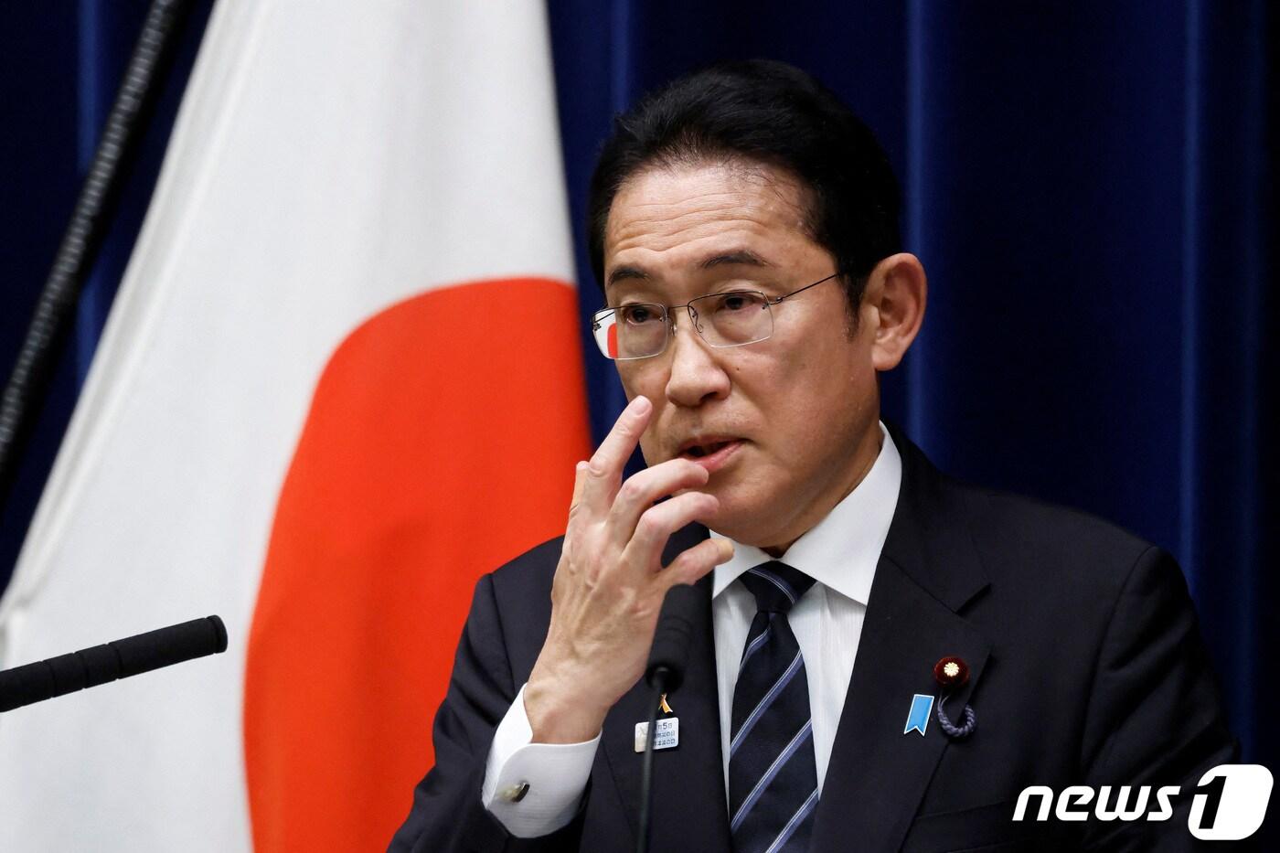 본문 이미지 - 기시다 후미오 일본 총리가 2일(현지시간) 일본 도쿄 총리 관저에서 열린 기자 회견에서 연설하고 있다. 2023.11.06 ⓒ 로이터=뉴스1 ⓒ News1 정지윤 기자