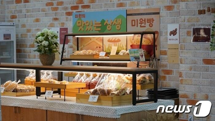 본문 이미지 - 충북 청주시에 위치한 베이커리 ‘'원산골마을빵'에 대상 '미원면 프로젝트'를 통해 선보인 ‘미원 맛소금빵’과 ‘미원 올리브 치아바타빵’이 진열돼 있다.(대상 제공)