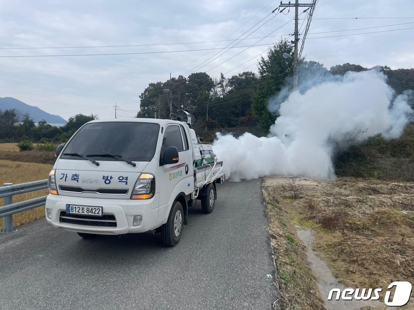 본문 이미지 -  6일 충북 음성군은 겨울철 가축감염병 예방을 위해 방역활동을 추진한다고 밝혔다.&#40;음성군 제공&#41;2023.11.6/뉴스1