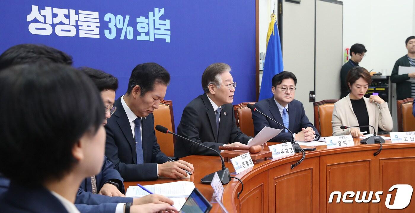본문 이미지 - 이재명 더불어민주당 대표가 6일 오전 서울 여의도 국회에서 열린 최고위원회의에서 발언을 하고 있다. 2023.11.6/뉴스1 ⓒ News1 임세영 기자
