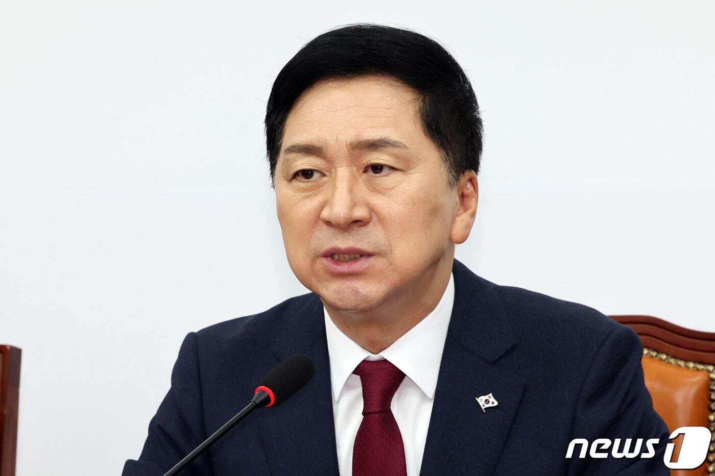본문 이미지 - 김기현 국민의힘 대표가 6일 오전 서울 여의도 국회에서 열린 최고위원회의에서 모두발언을 하고 있다. 2023.11.6/뉴스1 ⓒ News1 황기선 기자