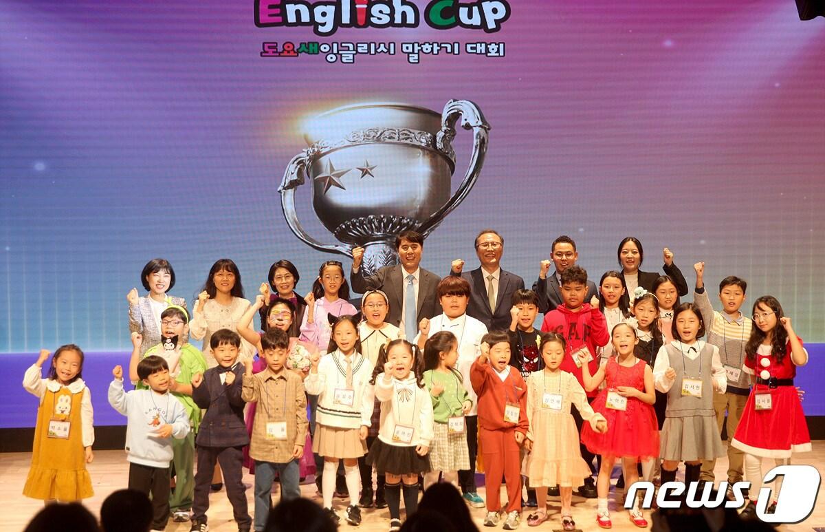 본문 이미지 - 지난달 28일 교원투어빌딩에서 열린 '2023 도요새잉글리시 영어 말하기 대회' 수상자들과 심사단 등이 기념촬영을 하고 있다.(맨 뒷줄 왼쪽부터 유경춘 교원 미래콘텐츠연구소 부문장, 김선미 교원 미래콘텐츠연구소 소장, 노경희 서울교육대학교 영어교육학 교수, 이진성 교원 사업 대표, 김진석 서울교육대학교 영어교육학 교수. 제공=교원 빨간펜)