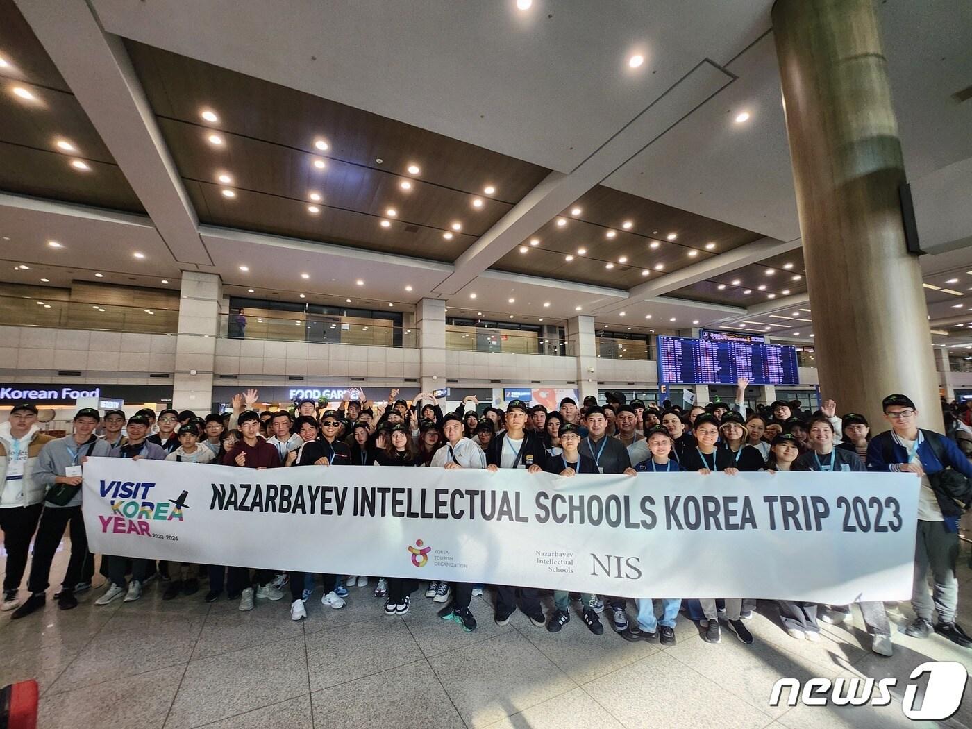 본문 이미지 - 인천국제공항에 도착한 NIS 학생들(한국관광공사 제공)