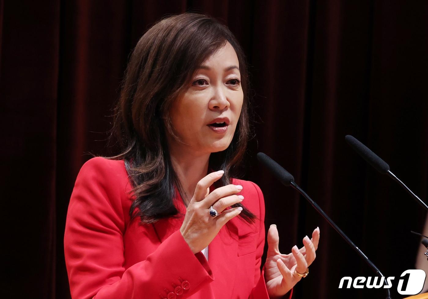 본문 이미지 - 수미 테리 박사가 6일 오전 서울 종로구 정부서울청사 별관에서 탈북민과 북한 인권에 대한 다큐멘터리 '비욘드 유토피아' 상영회에서 인사말을 하고 있다. 2023.11.6/뉴스1 ⓒ News1 김명섭 기자