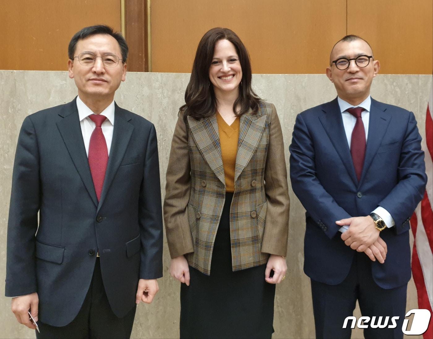 본문 이미지 - 국가안보실은 한미일 3국이 지난 8월 캠프 데이비드 합의를 이행하기 위한 고위급 사이버 협의체 신설과 관련한 실무작업을 진행하기로 했다고 6일 밝혔다. 사진은 지난 달 31일(현지시각) 워싱턴 D.C.에서 인성환 국가안보실 2차장(왼쪽)이 앤 뉴버거 미국 NSC 사이버 신기술 담당 국가안보 부보좌관(가운데), 이치가와 케이이치 일본 국가안전보장국 차장 등 3국 고위급 면담에서 기념촬영을 하는 모습. (대통령실 제공) 2023.11.6/뉴스1 ⓒ News1 오대일 기자