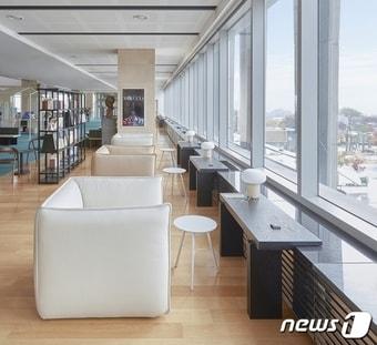 본문 이미지 -  알로소 '사티' 소파와 '루히' 테이블이 배치된 국립극장 해오름극장의 ‘해오름 북라운지’ 모습(퍼시스그룹 제공)