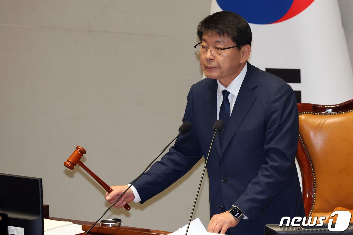 본문 이미지 - 서삼석 국회 예결위원장이 6일 오전 서울 여의도 국회에서 열린 예산결산특별위원회 전체회의에서 의사봉을 두드리고 있다. 2023.11.6/뉴스1 ⓒ News1 황기선 기자