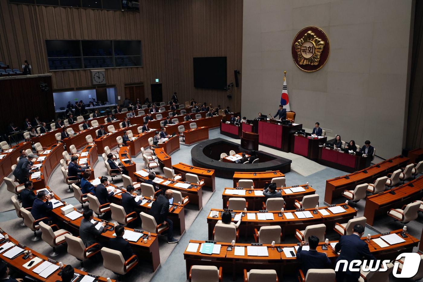 본문 이미지 - 서삼석 국회 예결위원장이 6일 오전 서울 여의도 국회에서 열린 예산결산특별위원회 전체회의에서 의사봉을 두드리고 있다. 2023.11.6/뉴스1 ⓒ News1 황기선 기자