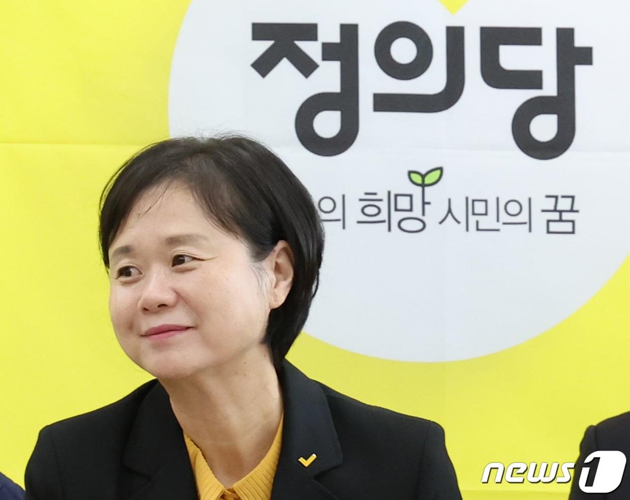 본문 이미지 - 이정미 정의당 대표가 6일 서울 여의도 국회에서 열린 제97차 상무집행위원회를 마치고 회의장을 나서고 있다. 2023.11.6/뉴스1 ⓒ News1 송원영 기자