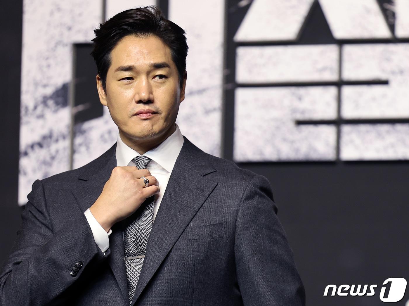 본문 이미지 - 배우 유지태가 6일 오전 서울 강남구 테헤란로 그랜드 인터컨티넨탈 서울 파르나스에서 열린 디즈니+의 오리지널 시리즈 '비질란테' 제작발표회에 참석해 포즈를 취하고 있다. '비질란테'는 낮에는 법을 수호하는 모범 경찰대생이지만, 밤이면 법망을 피한 범죄자들을 직접 심판하는 비질란테로 살아가는 김지용(남주혁 분)과 그를 둘러싸고 각기 다른 목적을 가진 사람들이 치열하게 맞서는 액션 스릴러로 오는 8일 공개된다. 2023.11.6/뉴스1 ⓒ News1 김진환 기자