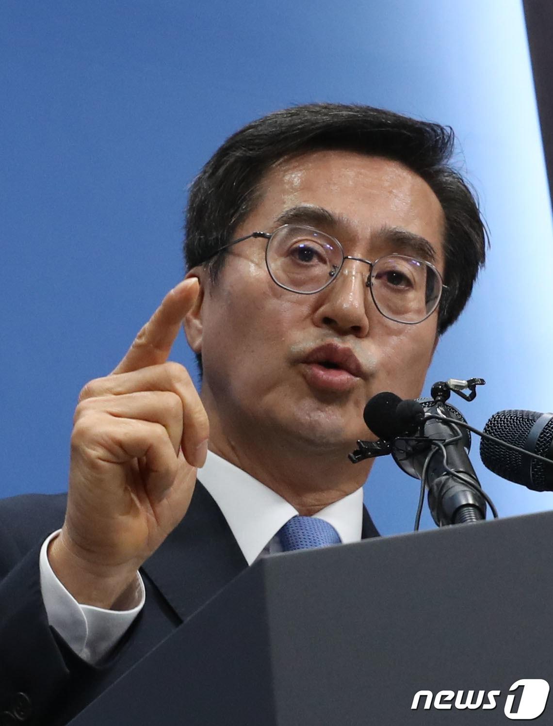 본문 이미지 - 김동연 경기도지사가 지난해 11월6일 오전 경기 수원시 영통구 경기도청 브리핑룸에서 열린 '2024년도 본예산 관련 기자회견'에서 김포시의 서울편입 관련한 취재진의 질문에 답하고 있다. 2023.11.6/뉴스1 ⓒ News1 김영운 기자
