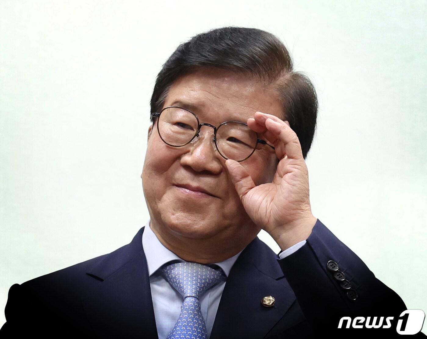 본문 이미지 - 21대 전반기 국회의장을 지낸 6선 박병석 더불어민주당 의원이 6일 서울 여의도 국회 의원회관에서 열린 22대 총선 불출마 선언 기자회견에서 안경을 고켜 쓰고 있다. 2023.11.6/뉴스1 ⓒ News1 송원영 기자