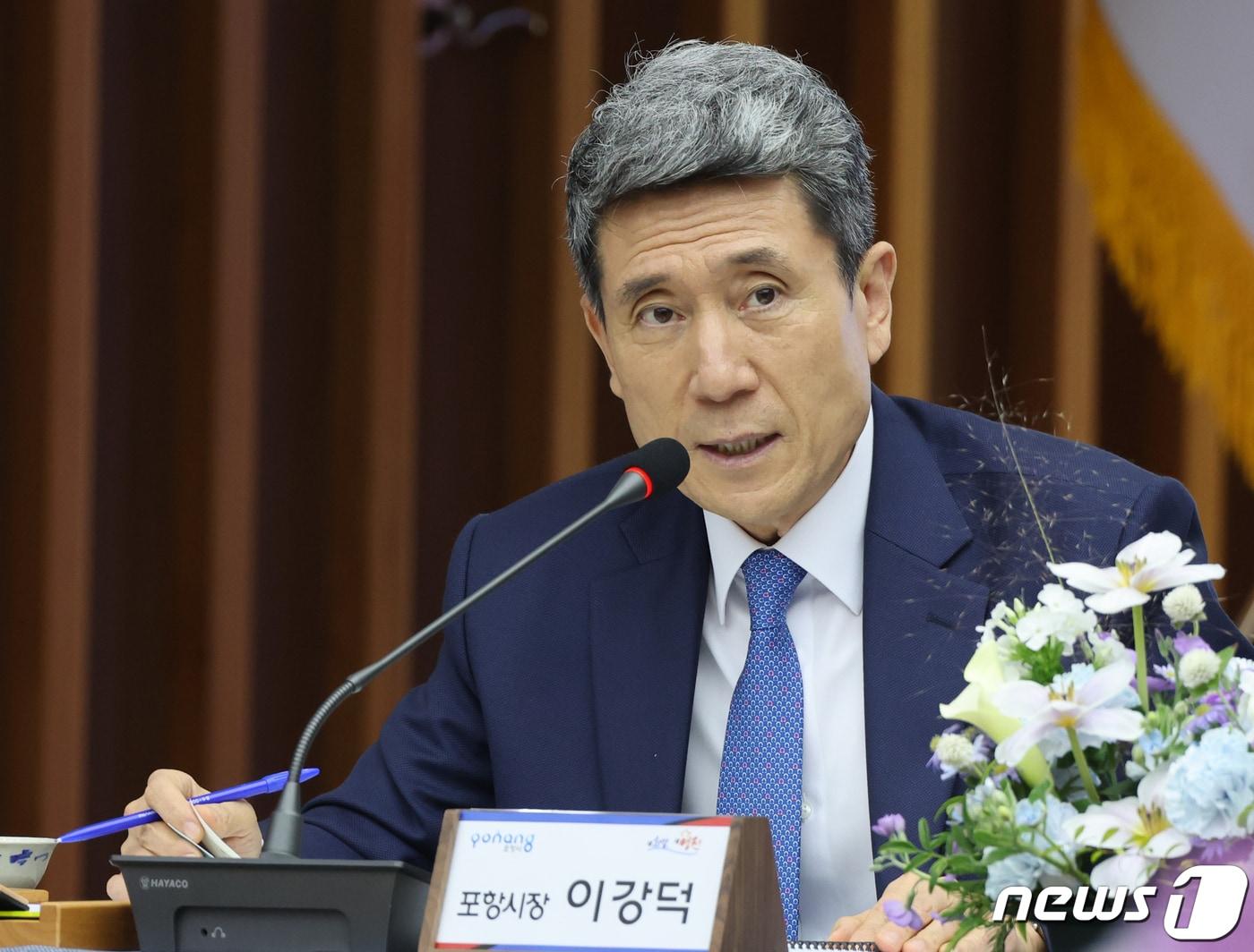 본문 이미지 - 이강덕 경북도시장군수협의회장(포항시장)이 6일 영천시에서 열린  민선 8기 제 6차 경북도시장군수협의회에서 발언하고 있다..2023.11.6/뉴스1