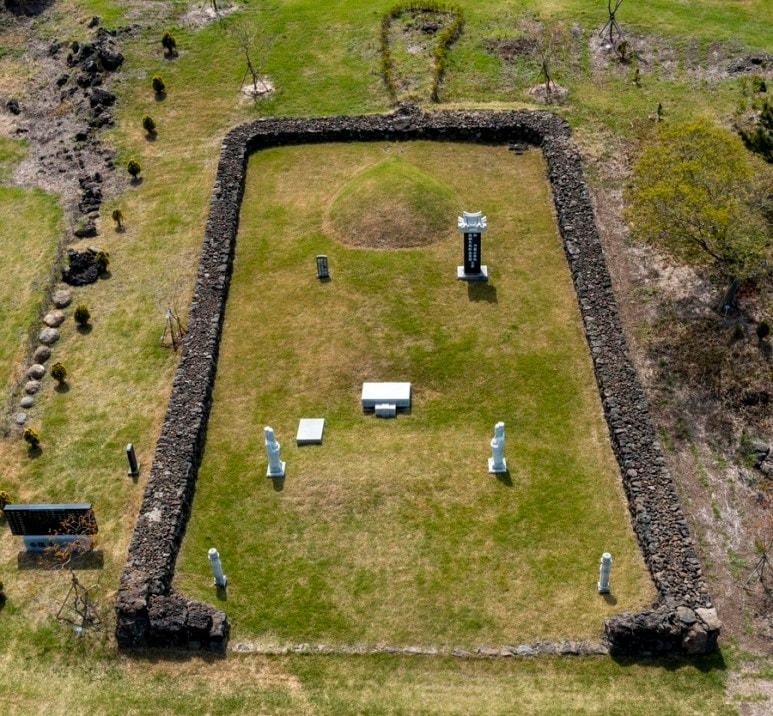 본문 이미지 - 제주도는 제주학연구센터와 올해부터 진행한 '제주 입도조 현황 조사' 1차 보고서를 오는 12월 중 발간한다고 6일 밝혔다. 밀양박씨 정자공파  입도조 묘역./뉴스1 