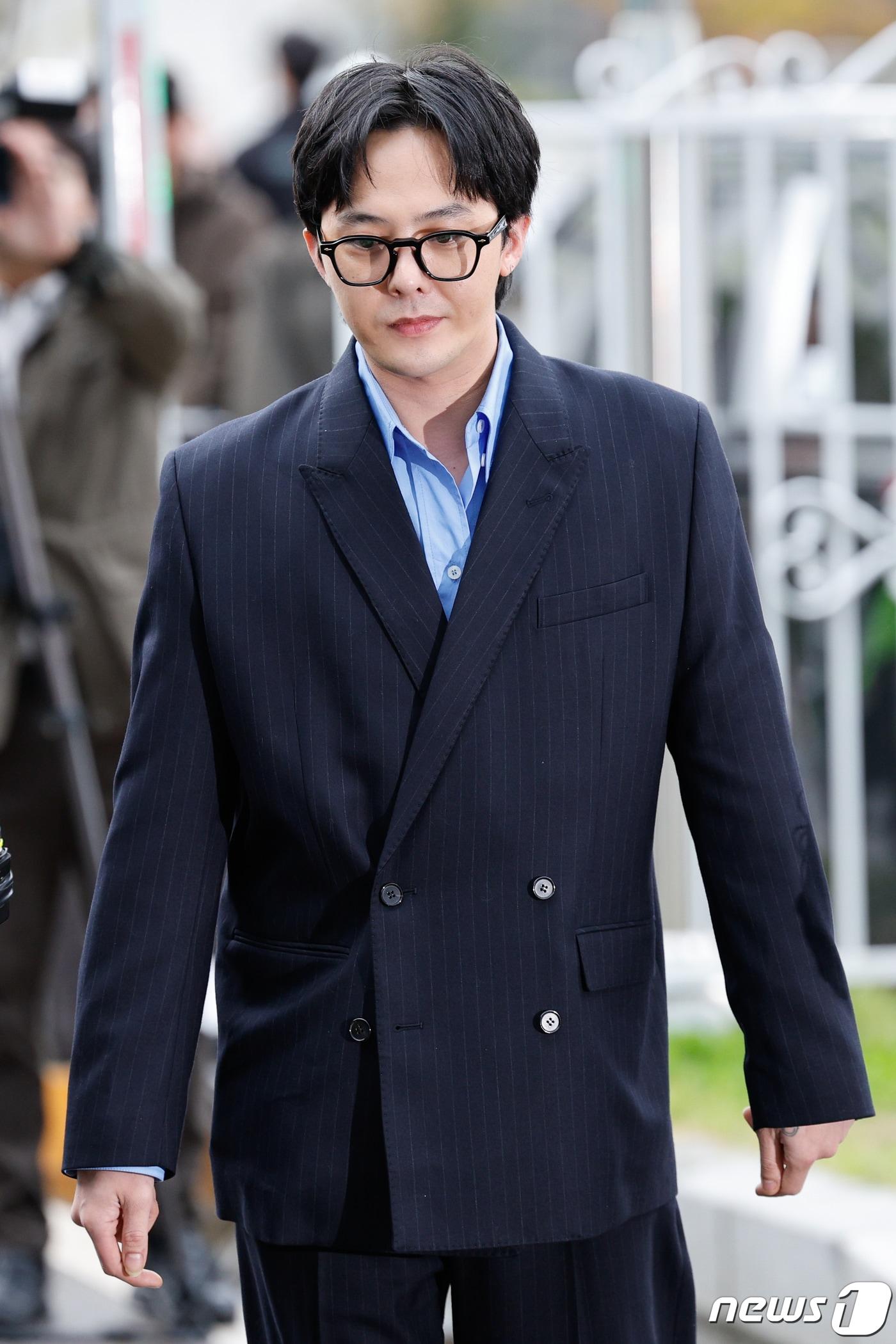 본문 이미지 - 가수 지드래곤(본명 권지용·35)이 6일 '강남 유흥업소발 마약사건' 연루 의혹과 관련, 소환 조사를 받기 위해 인천 논현경찰서에 출석하고 있다. 2023.11.6/뉴스1 ⓒ News1 안은나 기자