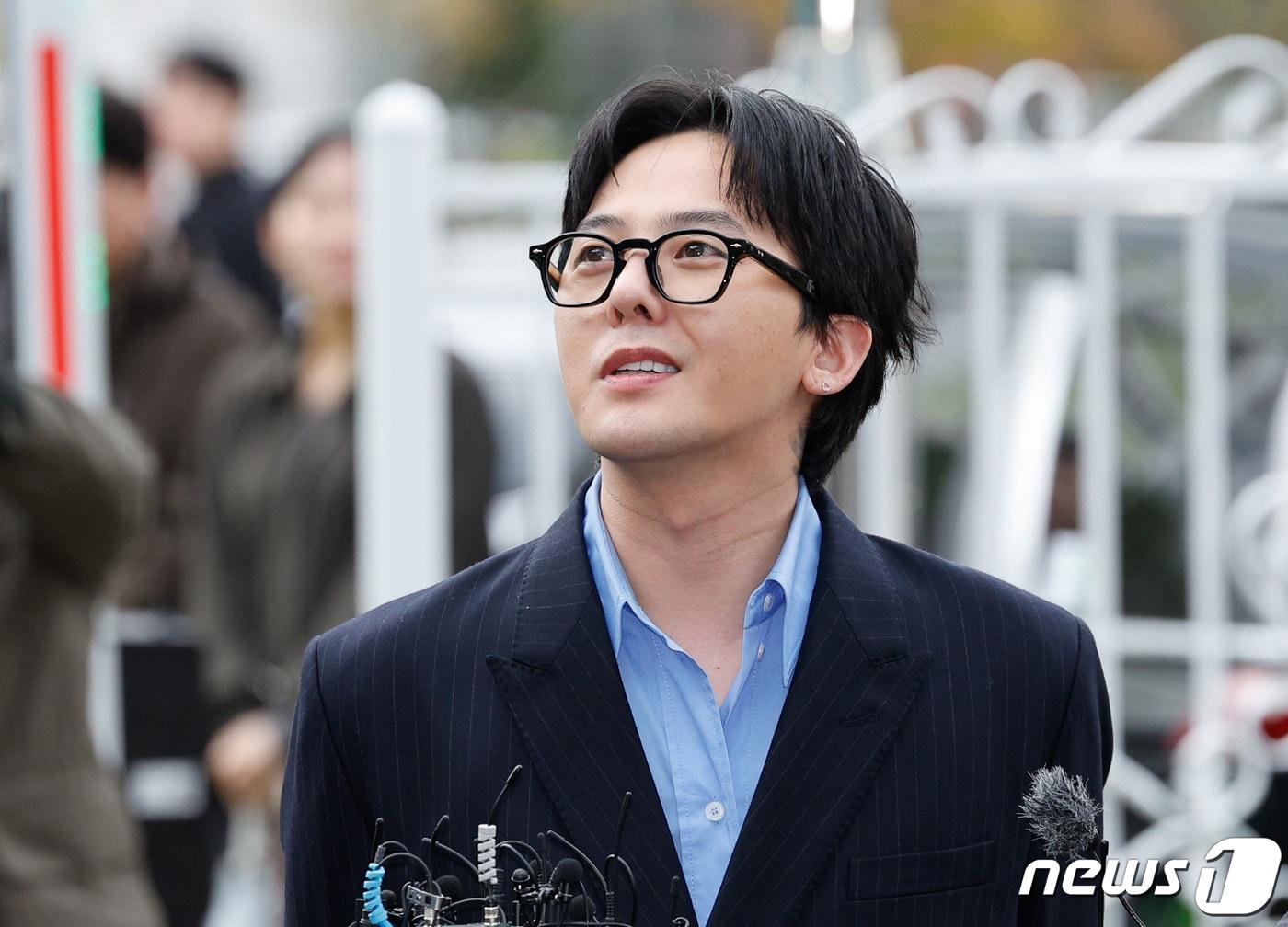 본문 이미지 - 가수 지드래곤(본명 권지용·35)이 6일 '강남 유흥업소발 마약사건' 연루 의혹과 관련, 소환 조사를 받기 위해 인천 논현경찰서에 출석하며 취재진 질의에 답하고 있다. 2023.11.6/뉴스1 ⓒ News1 안은나 기자