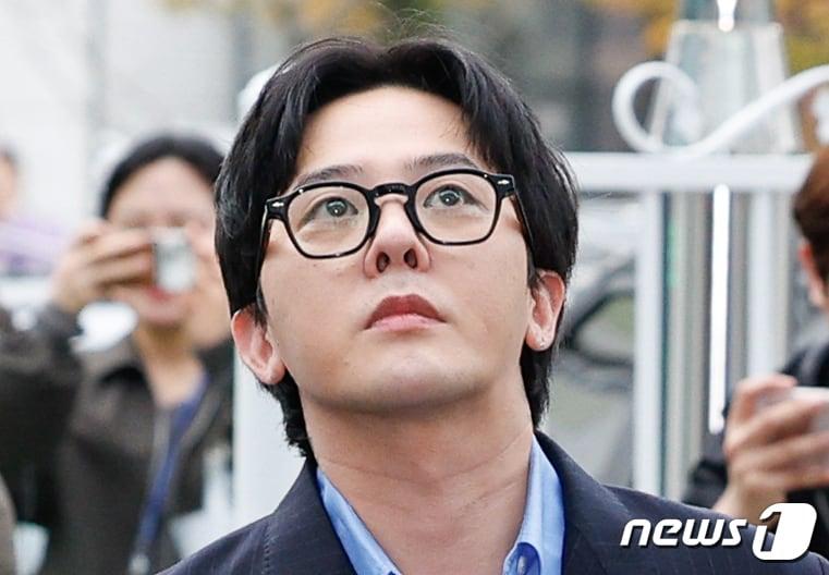 본문 이미지 - 가수 지드래곤(본명 권지용·35)이 6일 '강남 유흥업소발 마약사건' 연루 의혹과 관련, 소환 조사를 받기 위해 인천 논현경찰서에 출석하며 취재진 질문을 듣고 있다. 2023.11.6/뉴스1 ⓒ News1 안은나 기자