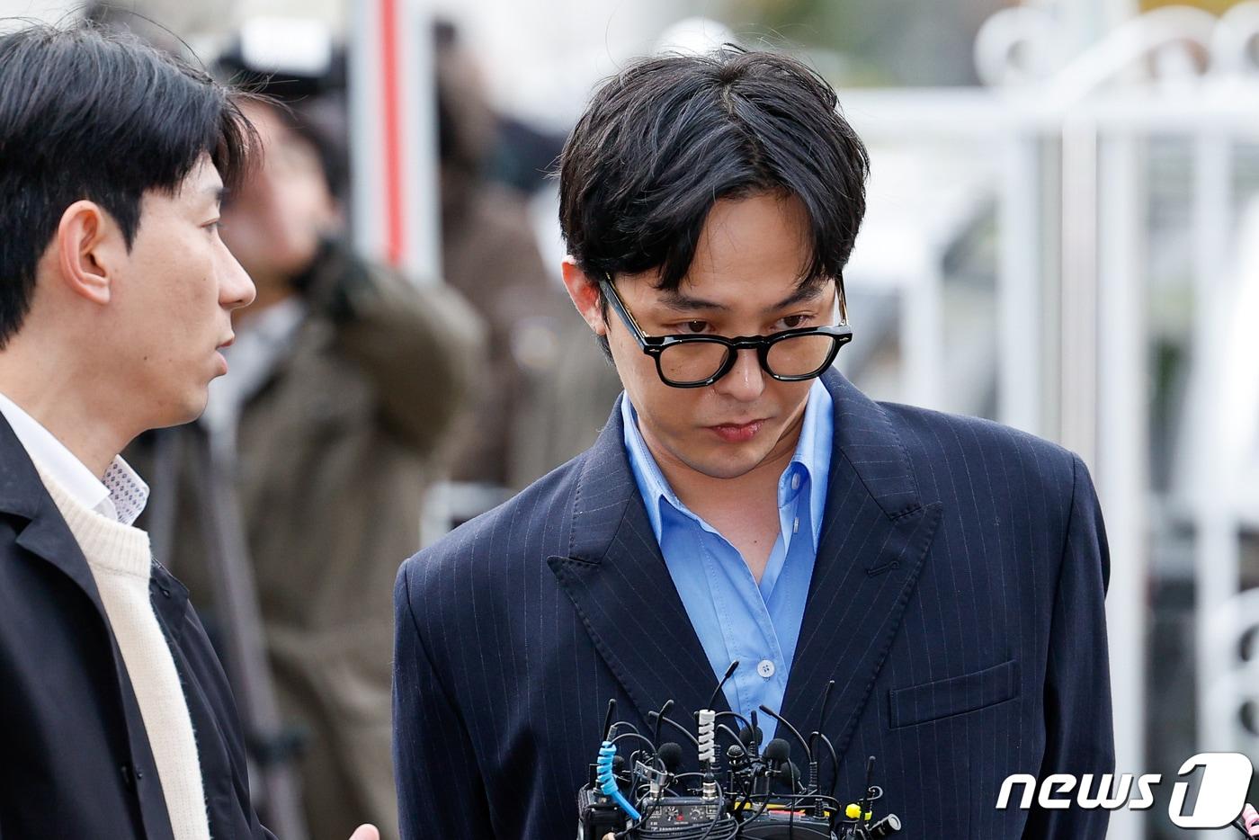 가수 지드래곤(본명 권지용·35)이 6일 '강남 유흥업소발 마약사건' 연루 의혹과 관련, 소환 조사를 받기 위해 인천 논현경찰서에 출석하며 취재진 질문을 듣고 있다. 2023.11.6/뉴스1 ⓒ News1 안은나 기자