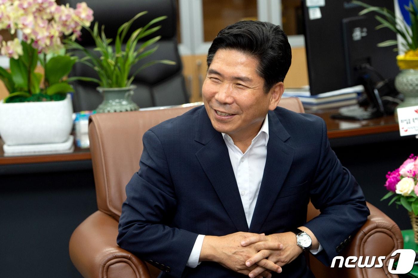 본문 이미지 - 김창규 제천시장의 공약 이행률이 44.2%를 보이며 순조롭게 진행중이다.