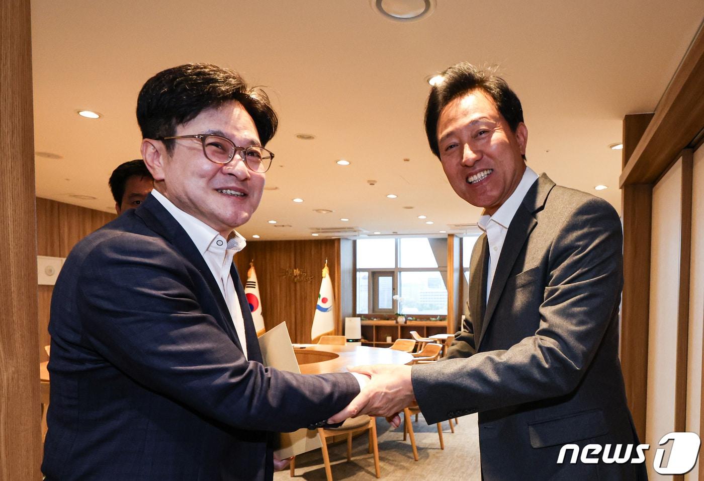 본문 이미지 - 오세훈 서울시장이 6일 서울 중구 서울시청을 방문한 김병수 김포시장과 인사를 나누고 있다. 이날 오세훈 서울시장은 김병수 김포시장을 만나 김포시의 공식적인 서울 편입 방안을 논의했다. (공동취재) 2023.11.6/뉴스1 ⓒ News1 이재명 기자