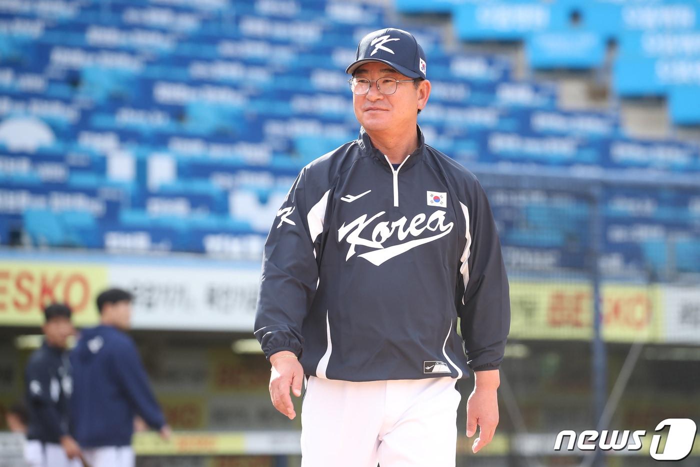 본문 이미지 - 아시아프로야구챔피언십(APBC) 대표팀 류중일 감독이 6일 오후 대구 삼성라이온즈파크에서 열리는 첫 훈련에 참가하기 위해 그라운드로 들어서고 있다. 2023.11.6/뉴스1 ⓒ News1 공정식 기자