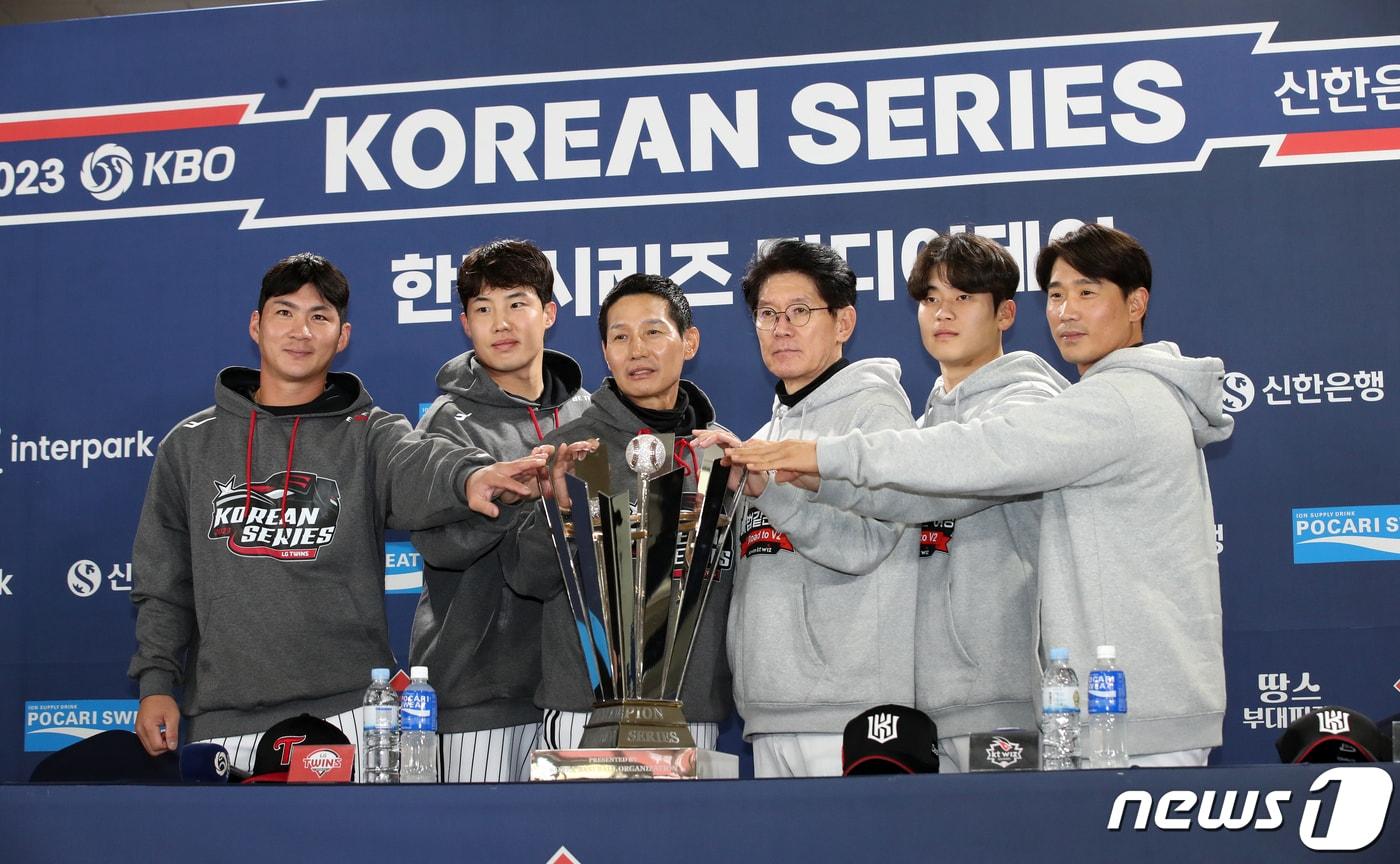 6일 오후 서울 송파구 잠실야구장에서 열린 프로야구 '2023 신한은행 SOL KBO 한국시리즈' 미디어데이 행사에서 양팀 감독과 선수들이 우승 트로피와 함께 기념촬영하고 있다. 왼쪽부터 LG 오지환, 임찬규, 염경엽 감독, 이강철 KT 감독, 박영현, 박경수 LG 트윈스와 KT 위즈의 한국시리즈 1차전 경기는 오는 7일 서울 송파구 잠실야구장에서 열릴 예정이다. 2023.11.6/뉴스1 ⓒ News1 이승배 기자