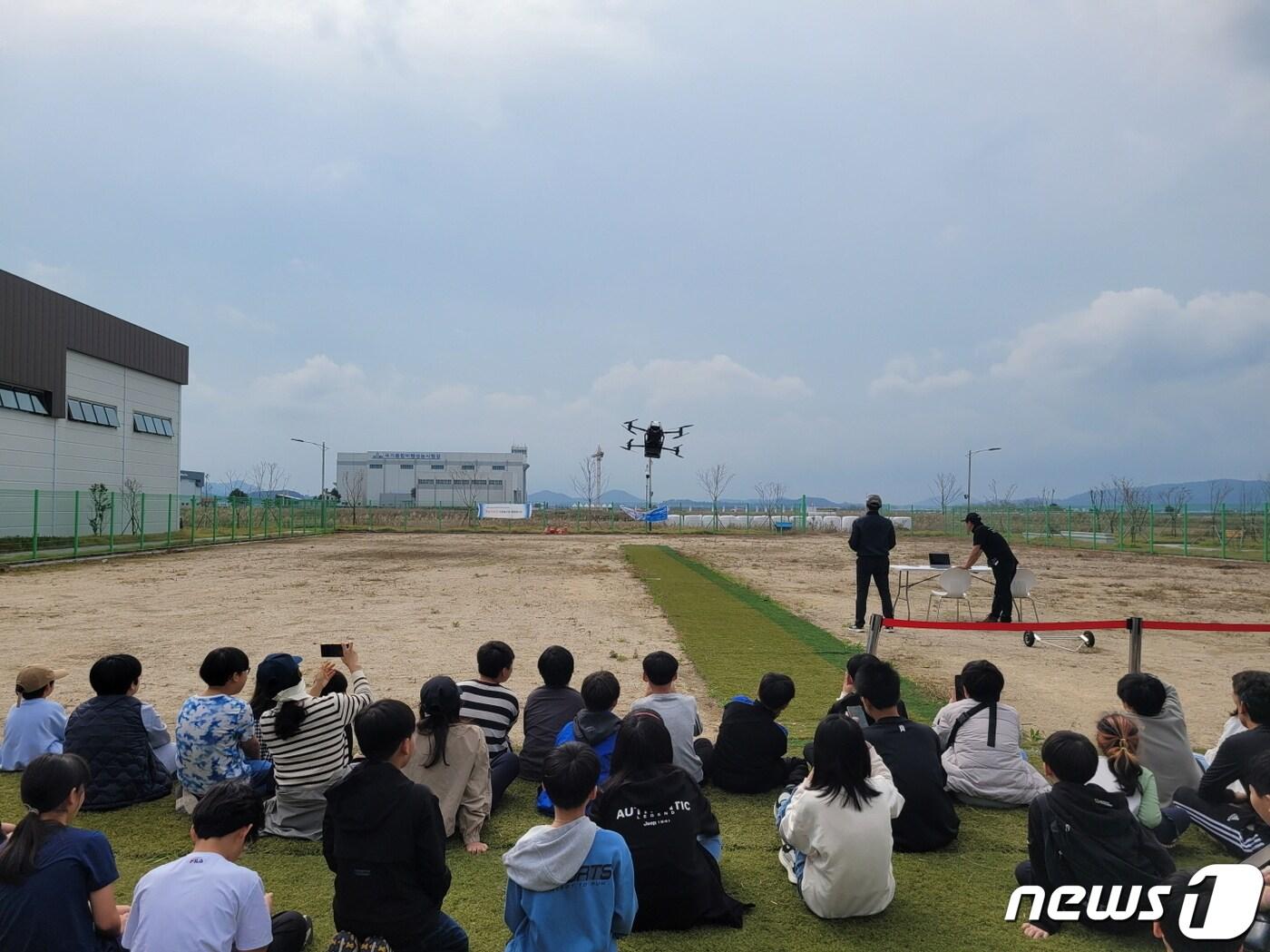 본문 이미지 - 2023 고흥 드론·UAM 엑스포'에서 K-UAM(한국형 도심항공교통) 실증을 시연하고 있다(고흔군 제공)2023.11.6/ 