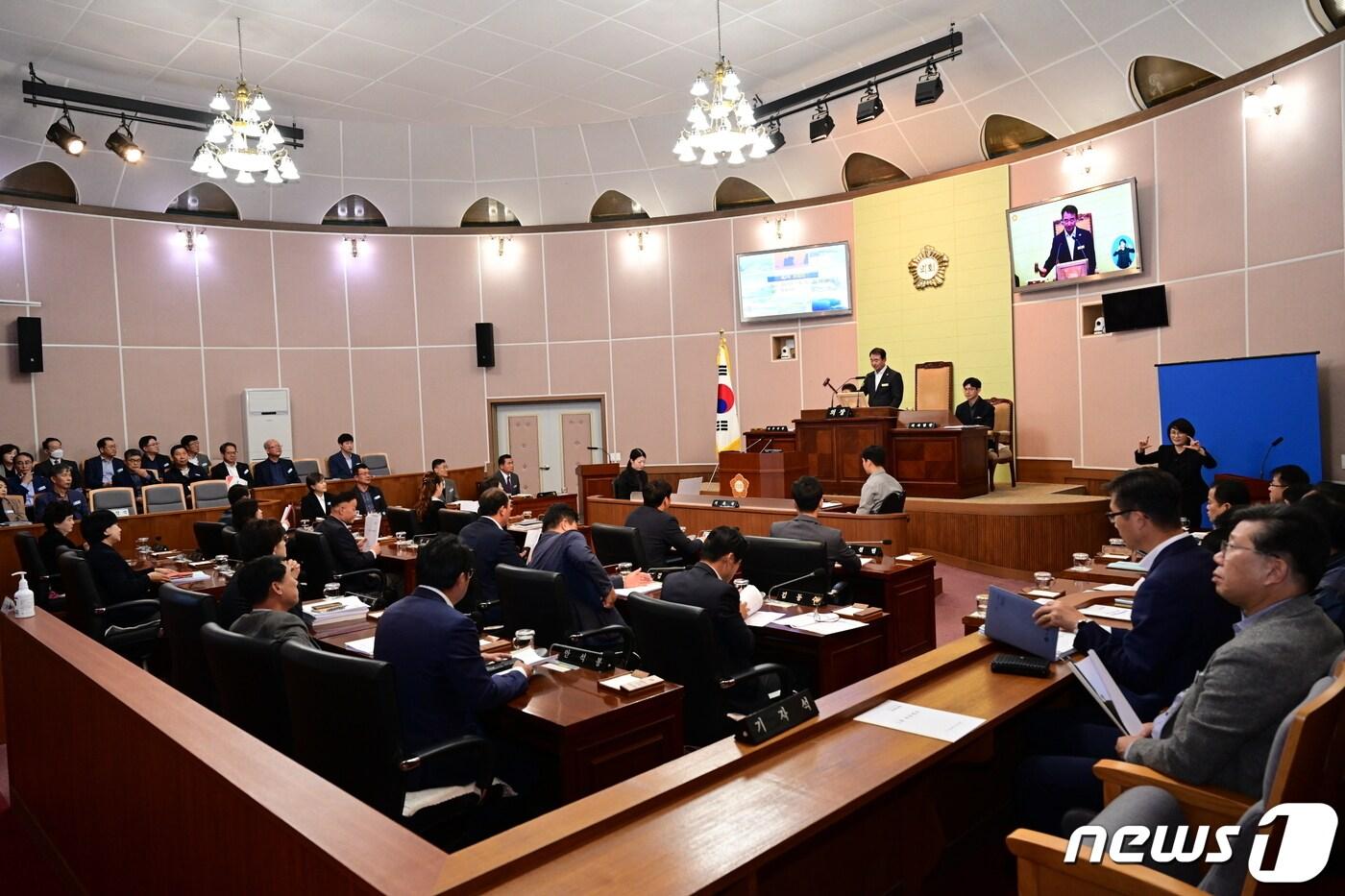 본문 이미지 - 3일 제242회 거제시의회 임시회 본회의가 진행되고 있다.(거제시의회 제공)