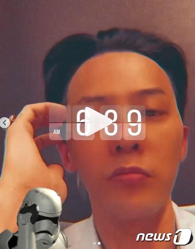 본문 이미지 - 지난해 6월 30일 지드래곤(본명 권지용·35)이 검은색으로 염색 후 본인의 SNS에 게시한 사진.(권지용 인스타그램 갈무리)2023.11.6./뉴스1