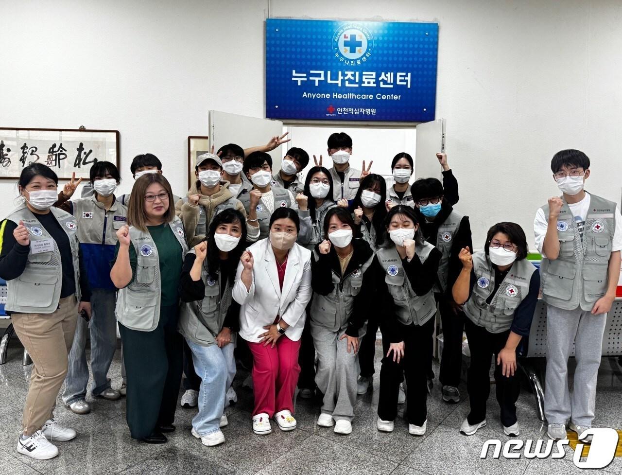 본문 이미지 - 대한간호협회 간호돌봄봉사단원들이 인천적십자병원 누구나진료센터 입구에서 사진촬영을 하고 있다./ⓒ 뉴스1 (대한간호협회 제공)