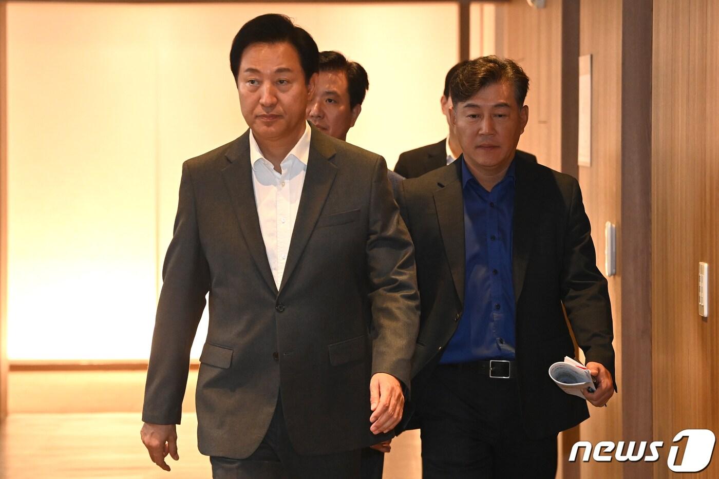 본문 이미지 - 오세훈 서울시장이 6일 서울시청에서 김병수 김포시장과 '김포시의 서울 편입' 관련 논의 후 이동하고 있다. (공동취재) /뉴스1 ⓒ News1 이재명 기자