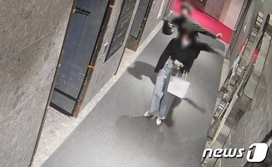 본문 이미지 - 지난해 5월22일 새벽 부산 부산진구 서면 오피스텔 1층 복도에서 발생한 '부산 돌려차기' 사건과 관련해 가해 남성 A씨가 피해자를 발로 차고 있다.(남언호 법률사무소 빈센트 변호사 제공) ⓒ News1 노경민 기자