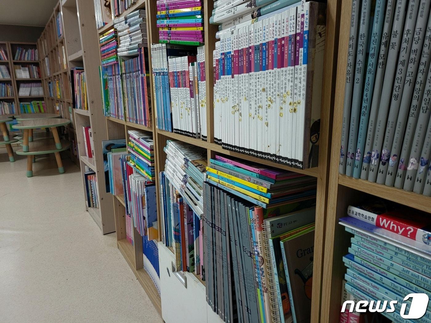 본문 이미지 - 3년 넘게 운영되지 않는 부산 해운대구 한 아파트 작은도서관에 먼지 쌓인 책들이 덩그러니 쌓여 있다.2023.11.6/뉴스1 ⓒ News1 조아서 기자 