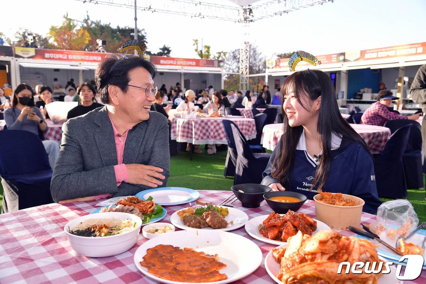 본문 이미지 - 강기정 광주시장이 지난해 11월3일 서구 상무시민공원에서 열린 '제30회 광주김치축제 개막식'에 참석해 유명 먹방 유튜버 쯔양과 김치 관련 요리를 주제로 대화를 나누고 있다.(광주시 제공)2023.11.6/뉴스1 