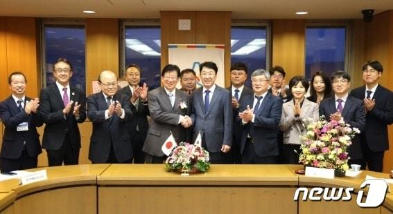 본문 이미지 - 우범기 시장을 비롯한 전주시 방문단인 6일 일본 시즈오카현을 방문해 가와카쓰 헤이타 현지사 등 시즈오카현 관계자들과 상호협력을 주제로 한 환담을 나눴다.(전주시 제공)/뉴스1