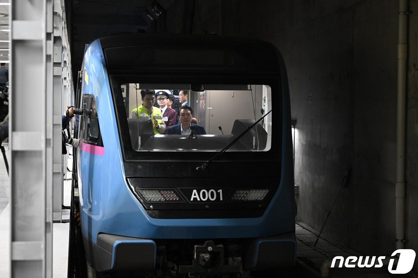 윤석열 대통령이 6일 경기도 화성시 동탄역 GTX-A 열차에서 열린 광역교통 국민 간담회를 마친 후 기관실을 살펴보고 있다. (대통령실 제공) 2023.11.6/뉴스1 ⓒ News1 오대일 기자
