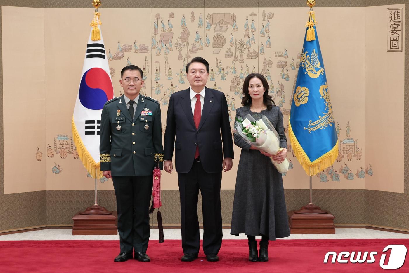 윤석열 대통령이 6일 용산 대통령실 청사에서 열린 중장 진급·보직 신고 및 삼정검 수치 수여식에서 여인형 국군방첩사령관에게 삼정검 수치를 수여한 후 기념촬영을 하고 있다. (대통령실 제공) 2023.11.6/뉴스1 ⓒ News1 오대일 기자