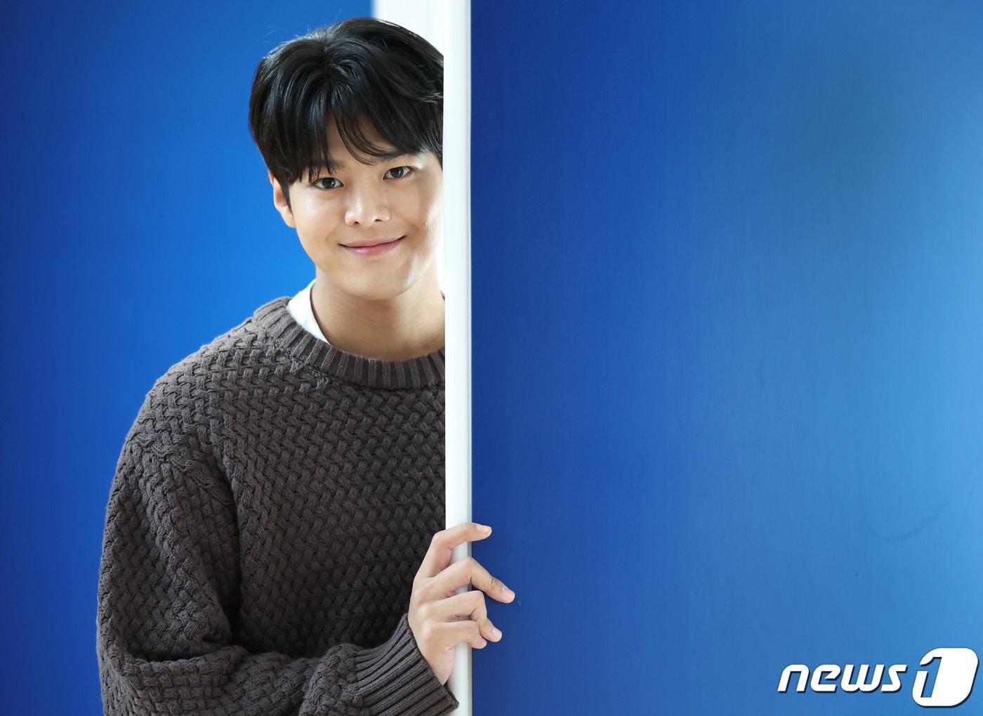 본문 이미지 - 드라마 '반짝이는 워터멜론'에서 타입슬립한 소년 은결 역을 맡고 있는 배우 려운이 서울 종로구 뉴스1 사옥에서 인터뷰에 앞서 포즈를 취하고 있다. /뉴스1 ⓒ News1 김민지 기자