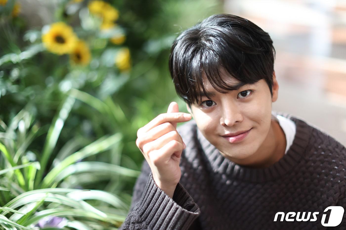 드라마 '반짝이는 워터멜론'에서 타입슬립한 소년 은결 역을 맡고 있는 배우 려운이 서울 종로구 뉴스1 사옥에서 인터뷰에 앞서 포즈를 취하고 있다. /뉴스1 ⓒ News1 김민지 기자