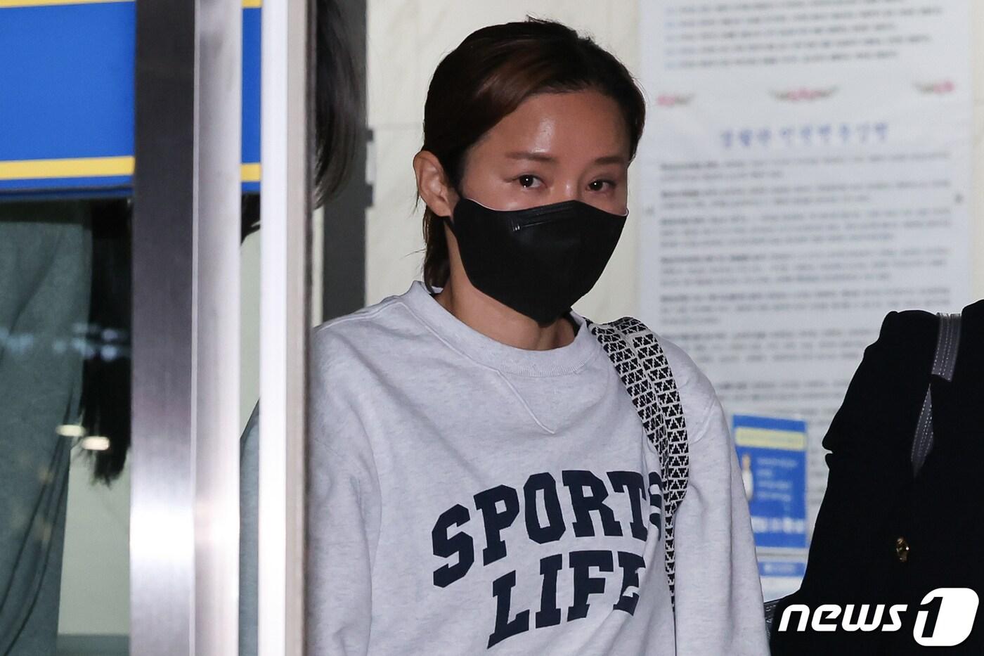 본문 이미지 - 펜싱 국가대표 출신 남현희 씨가 7일 서울 송파경찰서에서 전청조 사기 공범 의혹 관련 피의자 신분으로 조사를 마친 뒤 발걸음을 옮기고 있다. 2023.11.7/뉴스1 ⓒ News1 김도우 기자