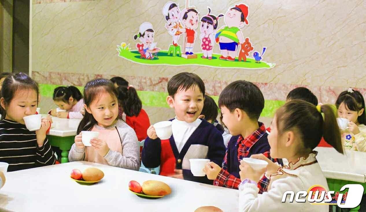 본문 이미지 - (평양 노동신문=뉴스1) = 북한 노동당 기관지 노동신문은 7일 "지금과 같이 어려움 속에서 온 나라의 아이들을 한품에 안아 따뜻이 보살피는 것을 신성한 의무로 여기며 매일 무상으로 젖제품(유제품)을 공급하는 사랑의 조치까지 취해주는 나라는 세상에 오직 우리나라뿐이다"라며 당의 육아 정책을 띄웠다. [국내에서만 사용가능. 재배포 금지. DB 금지. For Use Only in the Republic of Korea. Redistribution Prohibited] rodongphoto@news1.kr