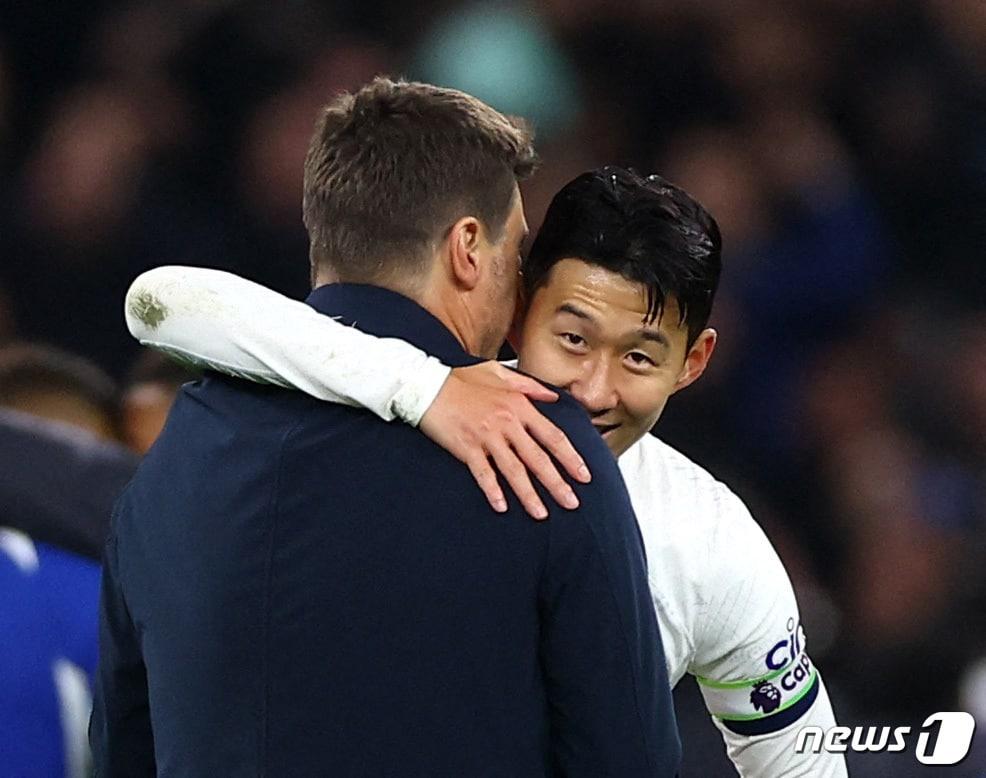본문 이미지 - 토트넘 홋스퍼의 손흥민(오른쪽)과 포체티노 첼시 감독 ⓒ 로이터=뉴스1