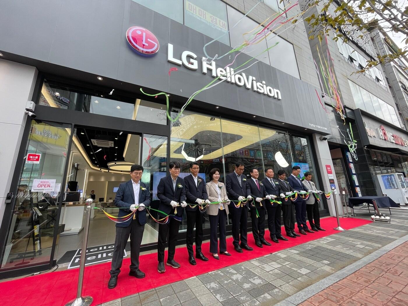 본문 이미지 - LG헬로비전은 'LG헬로비전 호남방송 스튜디오&스토어'를 개소했다고 7일 밝혔다. 경남 김해와 강원 원주에 이은 세번째 '오픈 스튜디오&스토어'다.(LG헬로비전 제공)