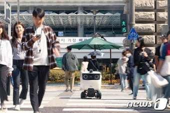 본문 이미지 - 테헤란로에서 자율주행 중인 우아한형제들의 자체 개발 배달 로봇 딜리 (배민 제공)