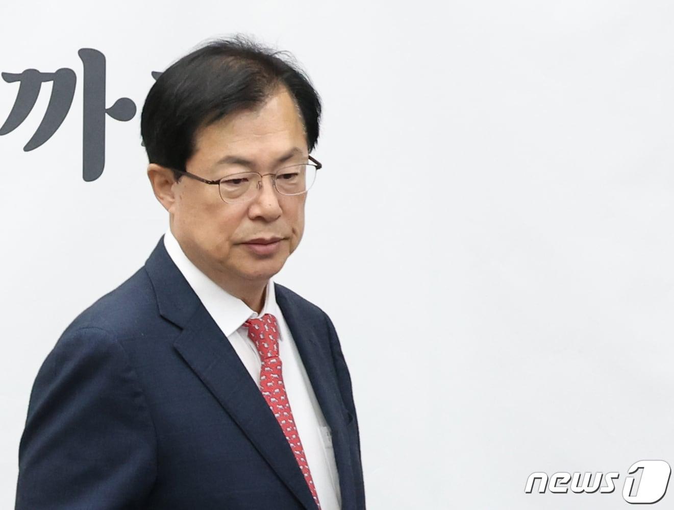 본문 이미지 - 이만희 국민의힘 사무총장이 7일 서울 여의도 국회에서 열린 원내대책회의에 참석 하고 있다. 2023.11.7/뉴스1 ⓒ News1 송원영 기자