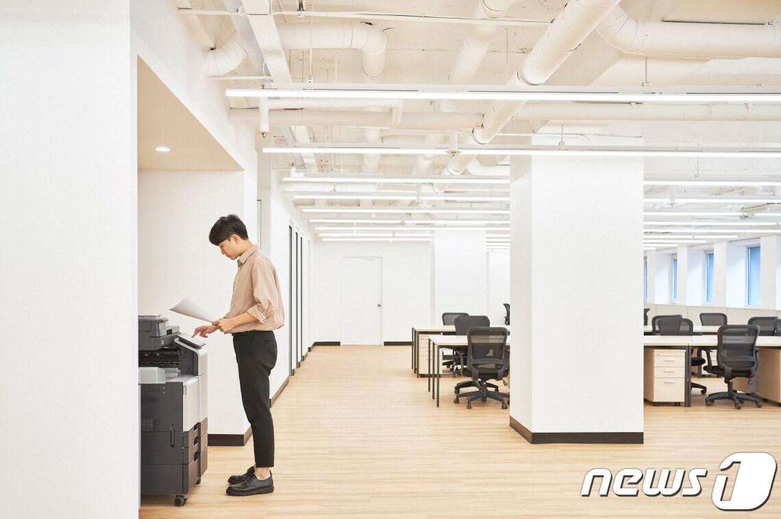 본문 이미지 -  공유 오피스에서 복합기를 사용하는 모습 &#40;신도리코 제공&#41;