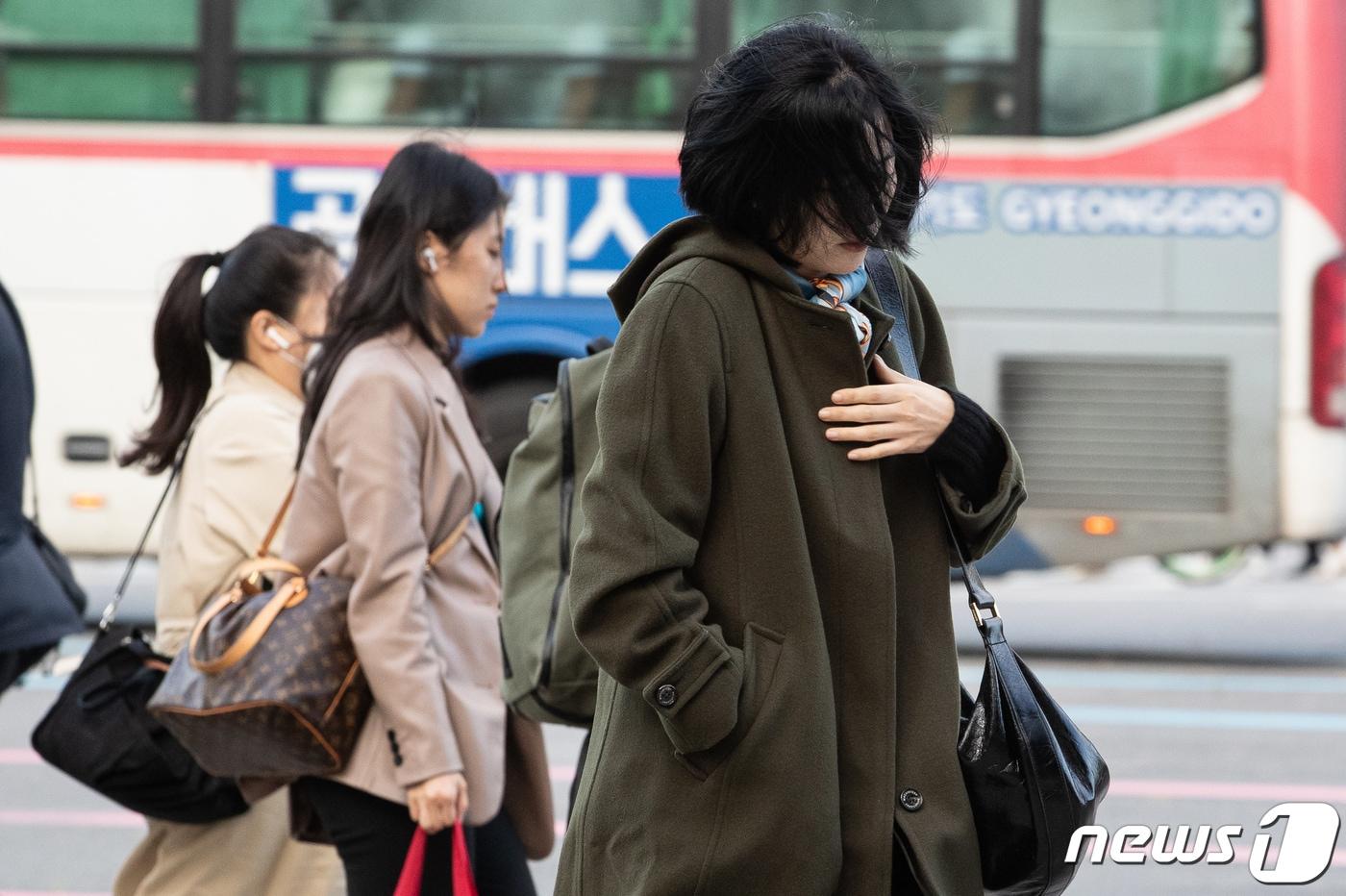 '겨울이 시작된다'는 절기상 입동(立冬)을 하루 앞둔 지난 7일 서울 도심에서 두꺼운 옷차림을 한 시민들이 출근길 발걸음을 재촉하고 있다. 2023.11.7/뉴스1 ⓒ News1 유승관 기자